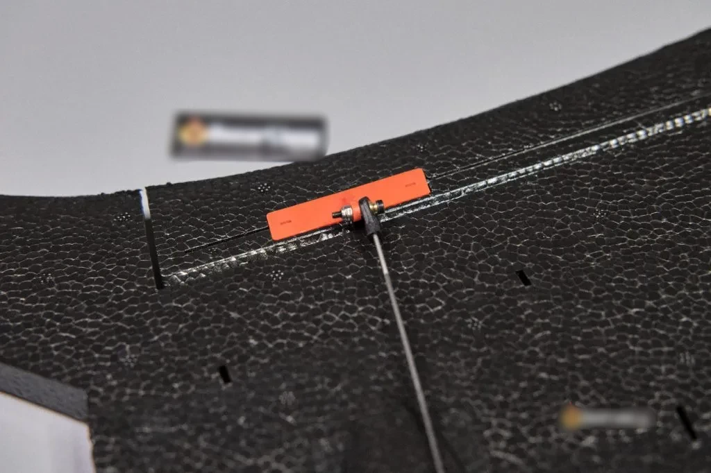 FIMI Manta VTOL: обзор дрона самолетного типа, сборка и первый полет 52 fimi manta vtol plane elevon servo horn control surface linkage